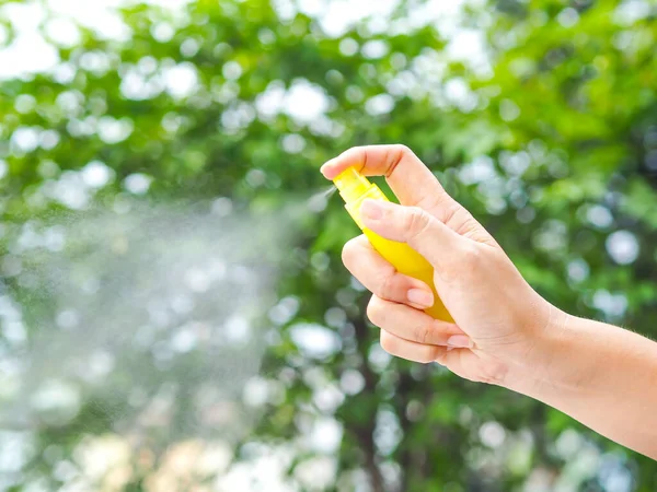 Mão Das Mulheres Pressionando Spray Álcool Natureza Para Limpar Mão — Fotografia de Stock
