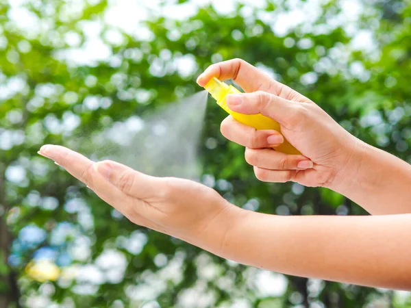 Frauen Drücken Alkohol Spray Der Natur Ihre Hand Reinigen Alkohol — Stockfoto