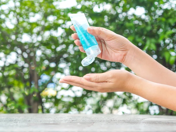 Mãos Mulher Estão Pressionando Uma Garrafa Gel Álcool Para Limpar — Fotografia de Stock