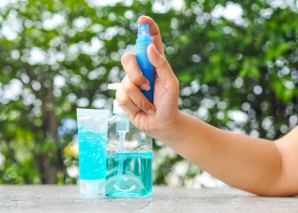 Mão Das Mulheres Pressionando Spray Álcool Natureza Para Limpar Mão — Fotografia de Stock