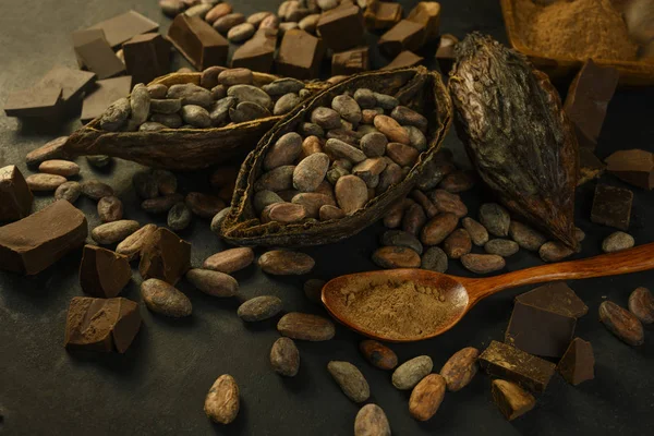 Open cacao fruit ligt op een houten tafel met cacaobonen — Stockfoto