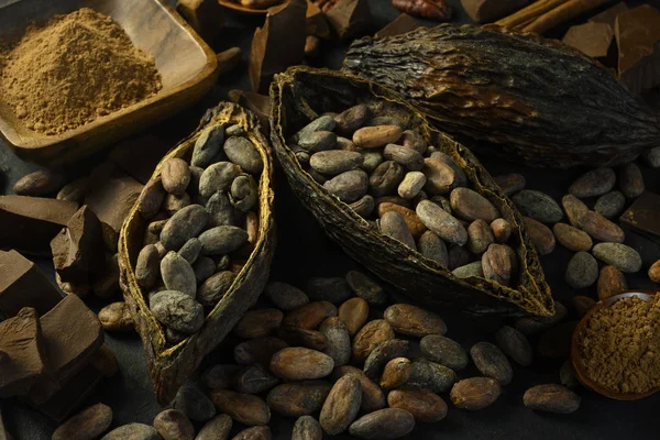 Fruta de cacao se encuentra en una mesa de madera —  Fotos de Stock