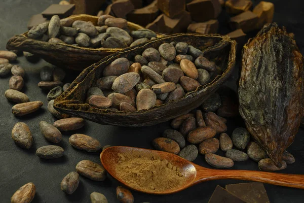 Offene Kakaofrucht liegt auf einem Holztisch mit Kakaobohnen — Stockfoto