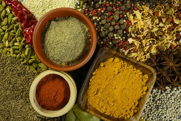 Various spices are scattered on the table — Stock Photo, Image