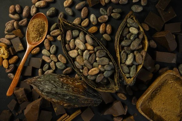Cacao repose sur une table en bois — Photo