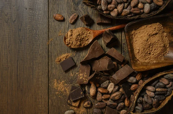 Buah kakao terbuka terletak di atas meja kayu dengan biji kakao — Stok Foto