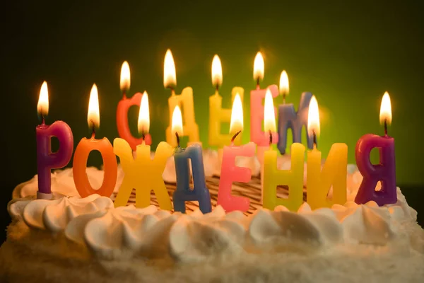 Kerzen in Form von Buchstaben auf Geburtstagstorte russische Sträuße — Stockfoto