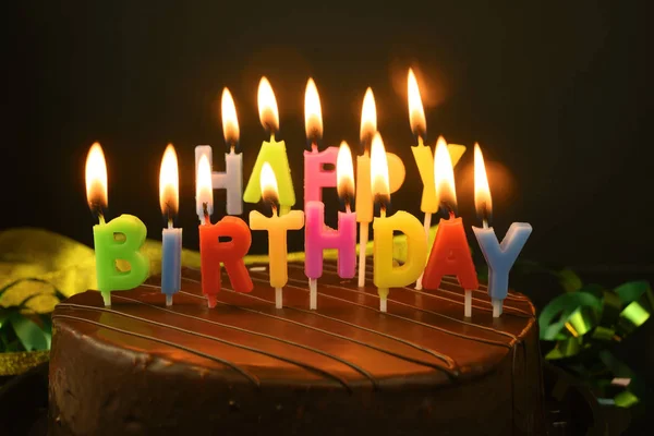 Torta di compleanno con candele su sfondo giallo — Foto Stock