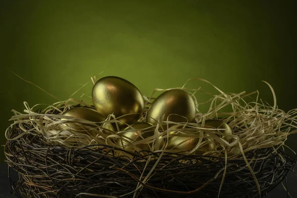 巣の中に数個の黄金の鶏の卵 — ストック写真