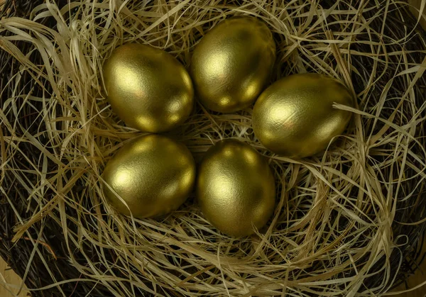 巣の中に数個の黄金の鶏の卵 — ストック写真