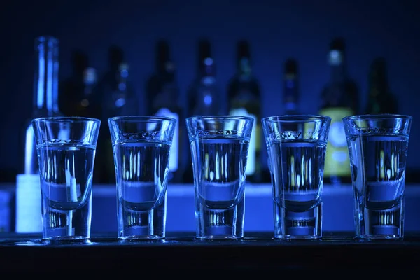 Sur le stand du bar sont des verres avec de l'alcool — Photo