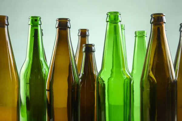 Botellas de cerveza vacías sobre un fondo blanco —  Fotos de Stock