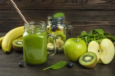 Bardakta ıspanak ve meyveli sağlıklı yeşil meyve suyu.