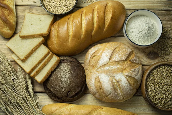 Διαφορετικά είδη ψωμιού στο τραπέζι — Φωτογραφία Αρχείου