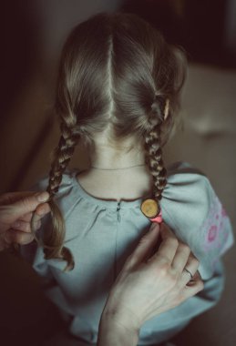 Kadın elleri, gri örgü örgülü kızları daha da kızıştırıyor.