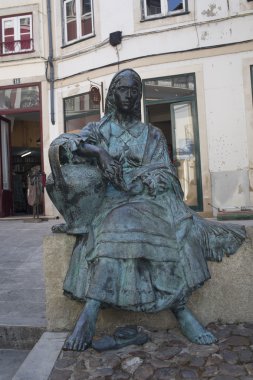 Yorgun kadın için bronz anıt