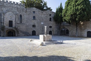 Rodos adasındaki bir kalede bahçe.