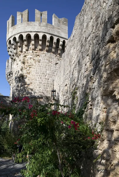 Toren en muur in een fort op het eiland Rhodos — Stockfoto
