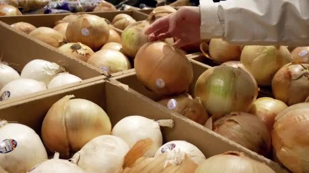 La mano de la mujer recogiendo cebolla dentro de Superstore — Vídeo de stock