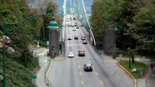Лучший снимок моста Льва Гейта в парке Стэнли в канадском Ванкувере с эффектом миниатюры — стоковое видео
