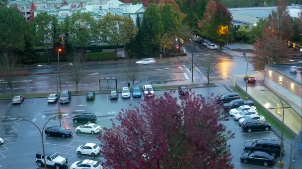 Проміжок часу автостоянкою на дощовий день — стокове відео