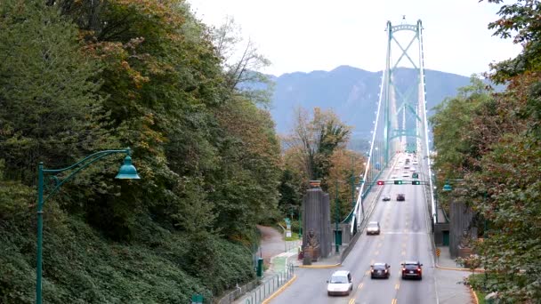 Лучший снимок моста Lions Gate Bridge в Стэнли-парке в канадском Ванкувере — стоковое видео