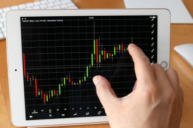 Döviz Kuru kontrol etmek için iPad kullanan adam