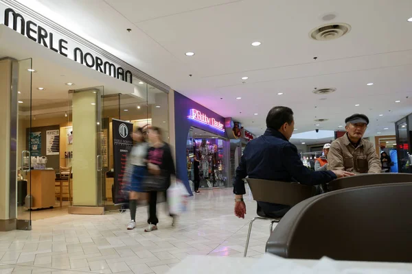 Desenfoque movimiento de la gente de compras y sentarse en la zona de descanso dentro del centro comercial Coquitlam —  Fotos de Stock