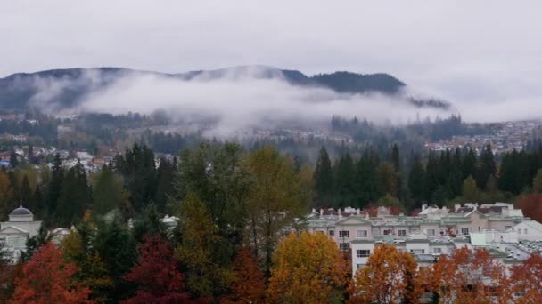 Vue aérienne des nuages volants et de la lumière du soleil avec vue sur la ville — Video