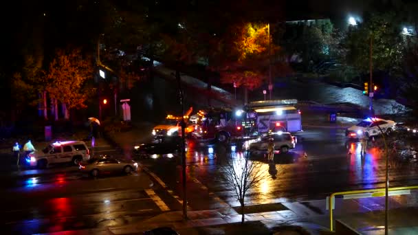 Vista aérea de la escena del accidente de coche por la noche — Vídeos de Stock