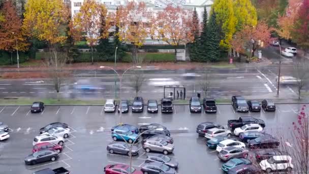 Вид с воздуха на движение транспорта и парковку в дождливый день — стоковое видео
