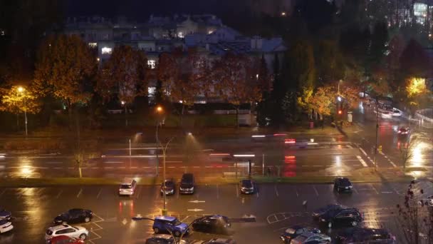 Letecký pohled na dopravní ruch a parkoviště na prší den v noci — Stock video
