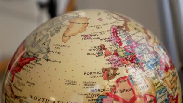 Gros plan globe tournant à la maison 