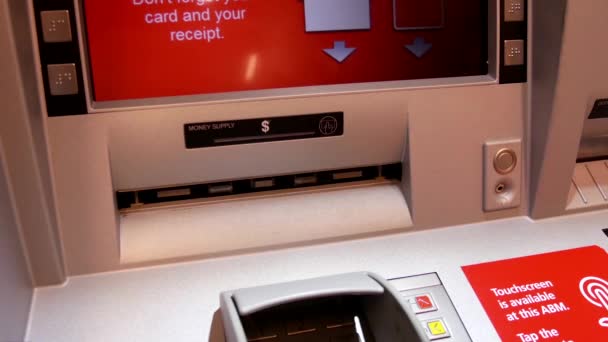 Frau hebt Bargeld am Geldautomaten in Scotiabank ab — Stockvideo