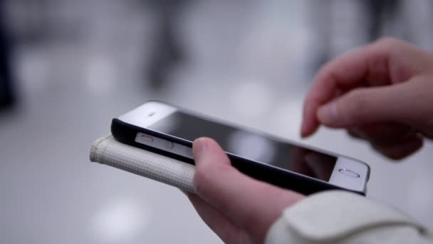 Femme utilisant son téléphone mobile sur un beau fond d'éclairage flou à l'intérieur du magasin Walmart — Video