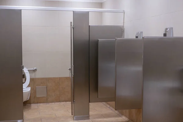 Прибрати нову громадську туалетну кімнату порожньо — стокове фото
