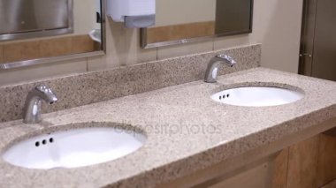 Temiz yeni umumi tuvalet oda hareket