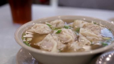 Wun-tun hon'un Çin restoranı içinde yoğun duman ile hareket 