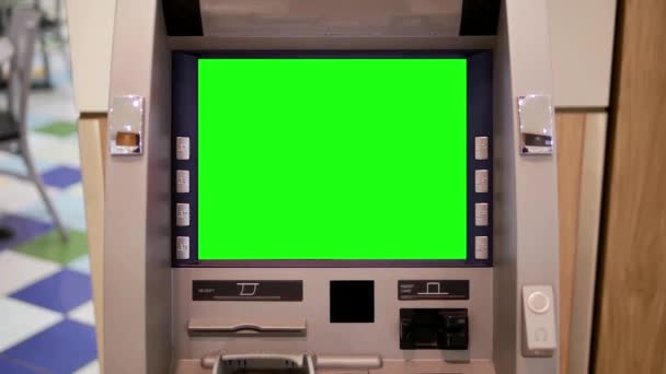 Groen scherm voor uw advertentie op de ATM-machine op voedsel Hof gebied binnen Coquitlam shopping mall — Stockvideo