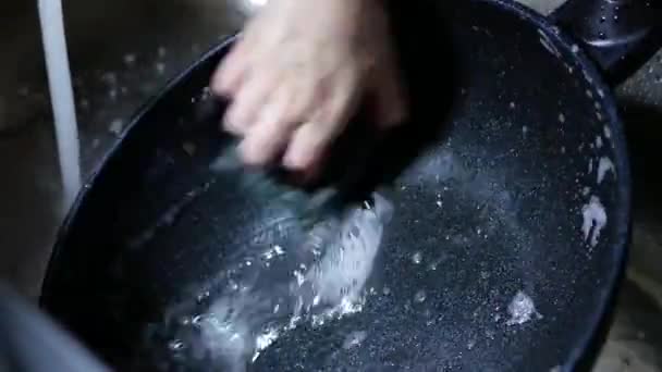Motie van de vrouw een pat in het aanrecht afwas — Stockvideo