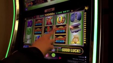 İnsanlar içinde Hard Rock Casino slot makinesidir oynamaya kadar kapatın 