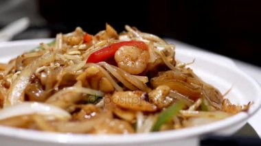 Kızarmış noodle ile duman hon'un Çin restoranı içinde hareket 