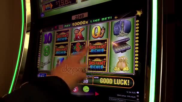 İnsanlar içinde Hard Rock Casino slot makinesidir oynamaya kadar kapatın — Stok video