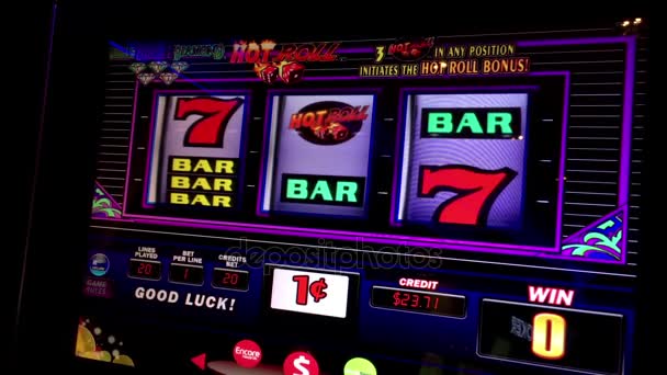 Primer plano de la gente jugando a la máquina tragaperras dentro de Hard Rock Casino — Vídeos de Stock