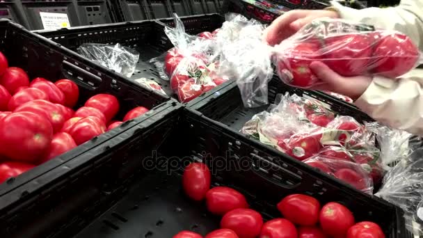 Kvinna köpa tomater inuti Walmart lagra — Stockvideo
