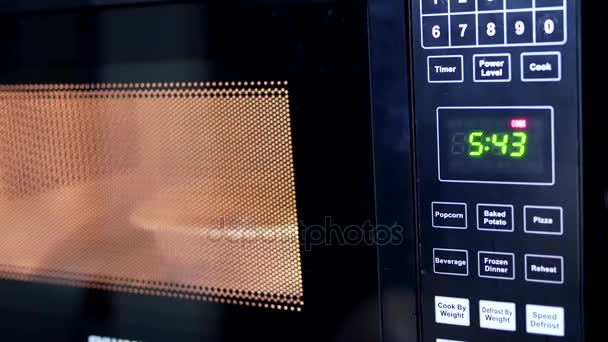 Movimiento de los alimentos que se calientan en el horno de microondas — Vídeo de stock