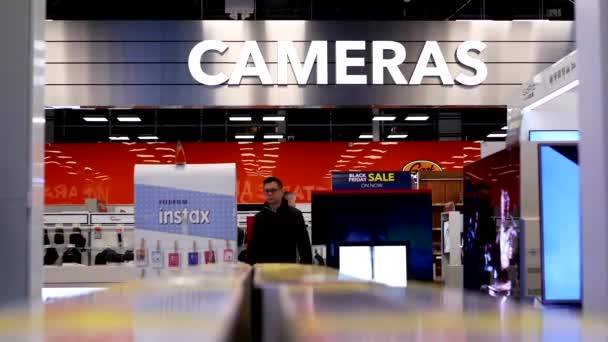 Mouvement des personnes faisant du shopping caméra à l'intérieur Best buy store — Video