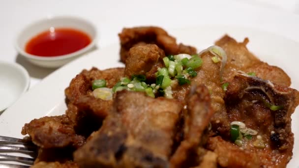 Movimento de mulher comendo carne de porco frita dentro do restaurante chinês do Hon — Vídeo de Stock