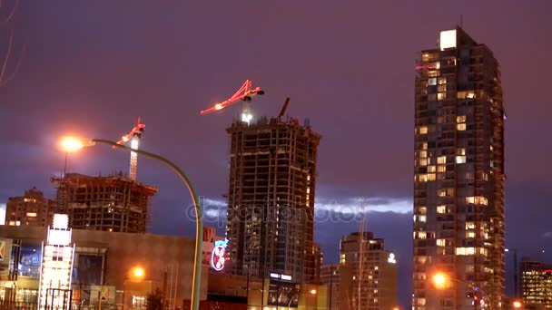 Tilt skott av moderna företag byggsektorn kranar var dekorerad xmas ljus — Stockvideo