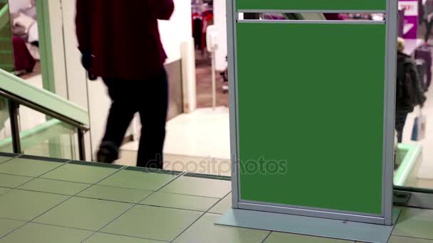 Cartelera verde para su anuncio junto a la entrada de la tienda Sears — Vídeo de stock